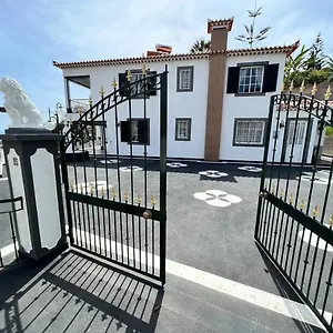 https://cosy-2-bed-apartment-in-funchal-w-private-parking.madeira-islandshotels.com